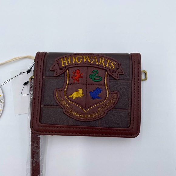 Loungefly- Harry Potter Hogwarts Wallet/ Wristlet - Picture 2 of 5